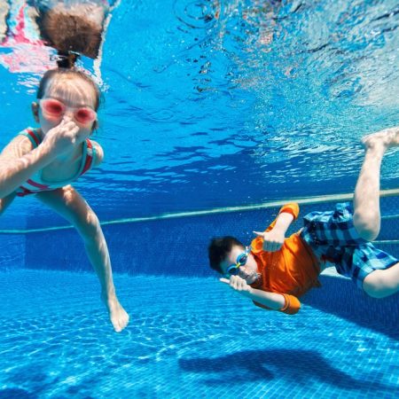 kids_in_swimming_pool_1000x650px